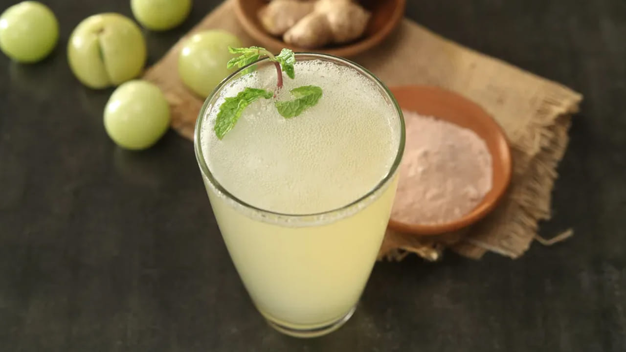 ఆమ్లా-అల్లం నీరు : అమ్లా-అల్లం నీరు మీ రోగనిరోధక శక్తిని బలోపేతం చేయడానికి సహాయపడుతుంది. ఇది తయారు చేసేందుకు  2 కప్పుల నీటిలో 2 టేబుల్ స్పూన్ల ఉసిరి రసం,కొద్దిగా తురిమిన అల్లం, చిటికెడు పసుపు కలపండి. ఈ మిశ్రమాన్ని 10 నిమిషాలు పాటు మరిగించి..  గోరువెచ్చగా అయ్యాకా.. కప్‌లోకి సర్వ్ చేసుకొని తాగండి. ఇది మీ శరీరంలోని రోగనిరోధక శక్తిని పెంచుతుంది. అలాగే చర్మ ఆరోగ్యాన్ని, జీర్ణక్రియను మెరుగుపరుస్తుంది.