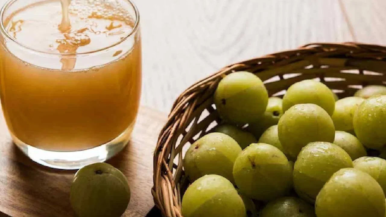 జుట్టు, చర్మానికి ఉసిరి అత్యంత ప్రయోజనకరమైనది. ఉసిరి తీసుకోవడం వల్ల జుట్టు, చర్మ సమస్యలు తొలగిపోతాయి. ఉసిరికి ఒత్తిడిని తగ్గించే గుణముంది. దీనిలోని ఫ్లేవనాయిడ్లు, యాంటీఆక్సిడెంట్లు శరీరంలోని హానికారక ఫ్రీరాడికల్స్తో పోరాడి ఒత్తిడి తగ్గిస్తాయి.