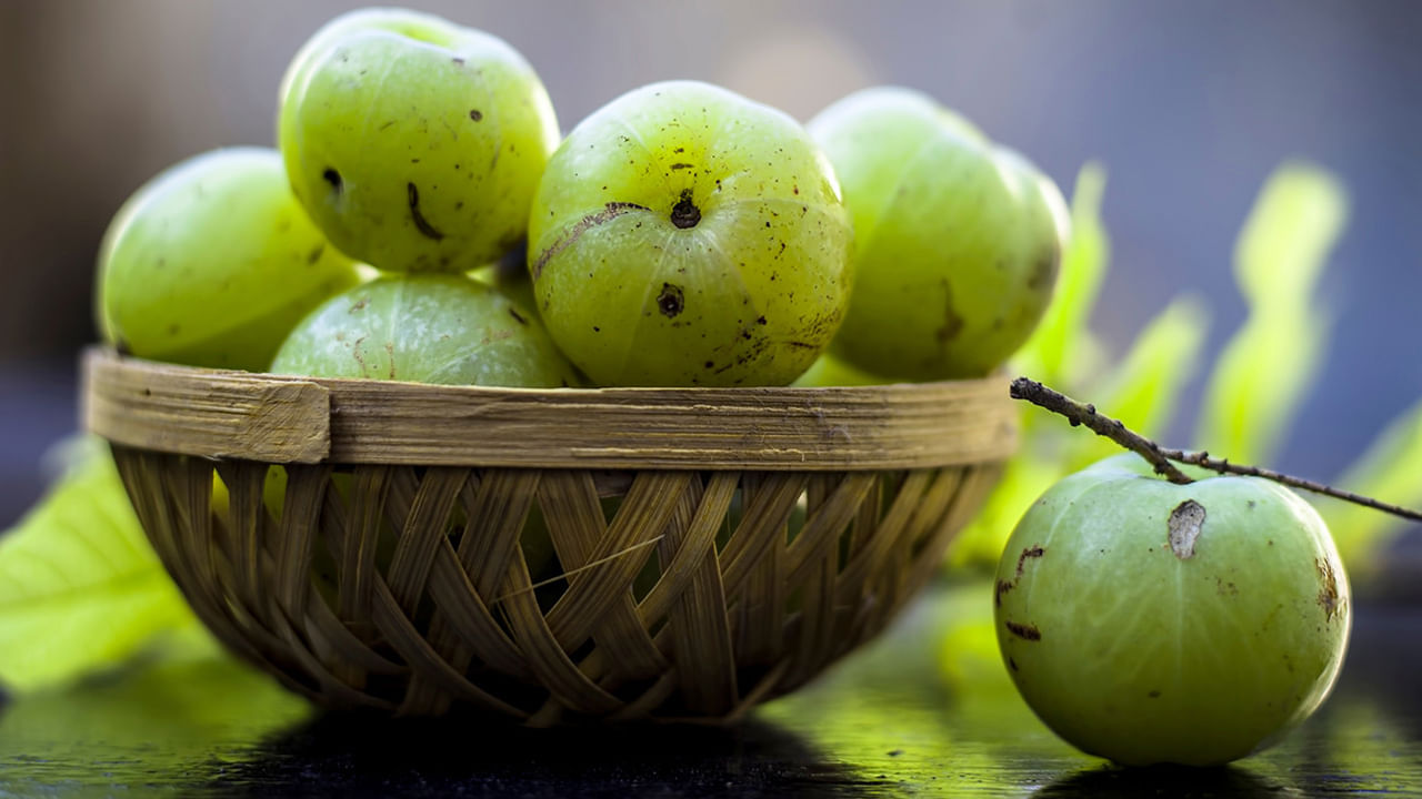 ఉసిరి తినడం ఆరోగ్యానికి చాలా మేలు చేస్తుంది. రోజూ ఒక ఉసిరి కాయ తినడం వల్ల అనేక ఆరోగ్య సమస్యలు నయమవుతాయి. రోజూ ఉసిరి పచ్చిగా తిన్నా లేదంటే జ్యూస్‌ రూపంలో తీసుకున్నా ఆరోగ్యానికి చాలా మేలు జరుగుతుంది. 