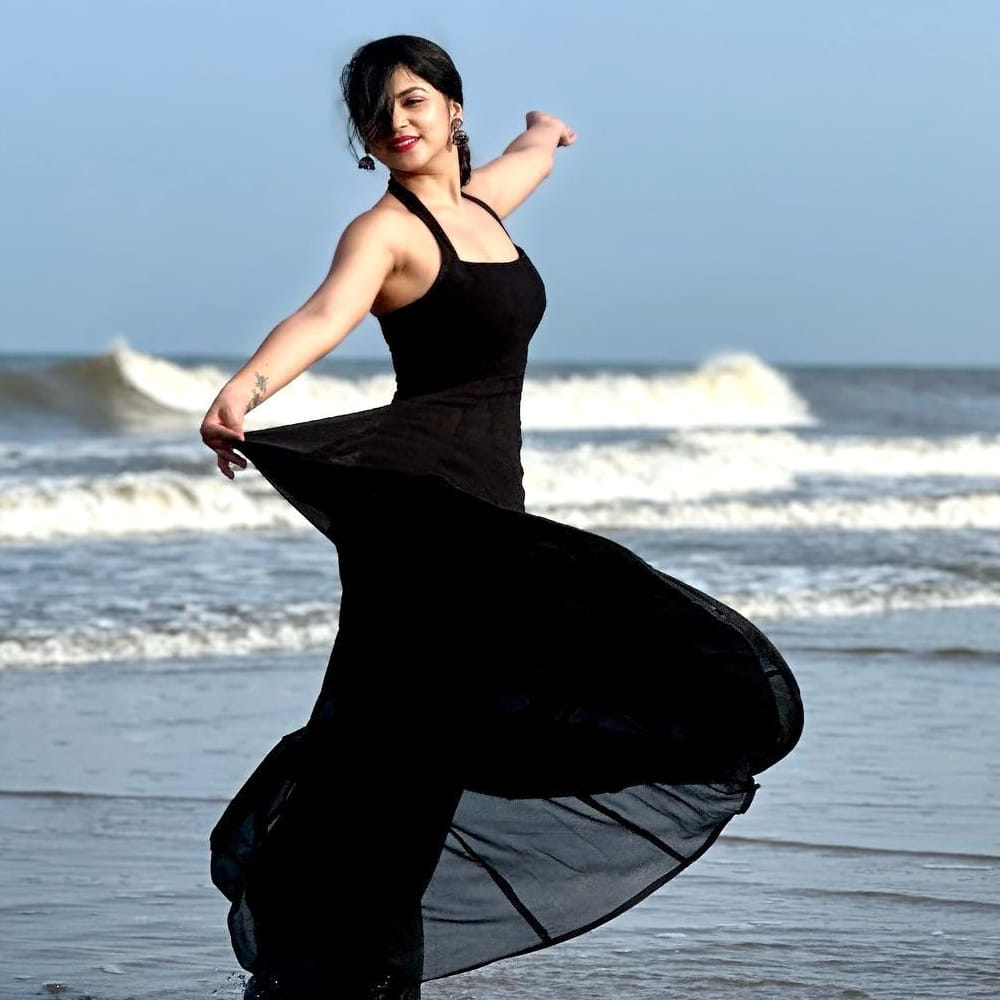 ఈ అమ్మడి సోషల్ మీడియా పోస్ట్ లు చూస్తే మతిపోవాల్సిందే.. తన అందాలతో మతిపోగొడుతోంది అమూల్య. రెగ్యులర్ గా ఫోటోలు షేర్ చేస్తూ అభిమానులను ఆకట్టుకుంటుంది. అందాల ఆరబోతలో హీరోయిన్స్ కు ఈ మాత్రం తీసిపోవడం లేదు ఈ సీరియల్ నటి.