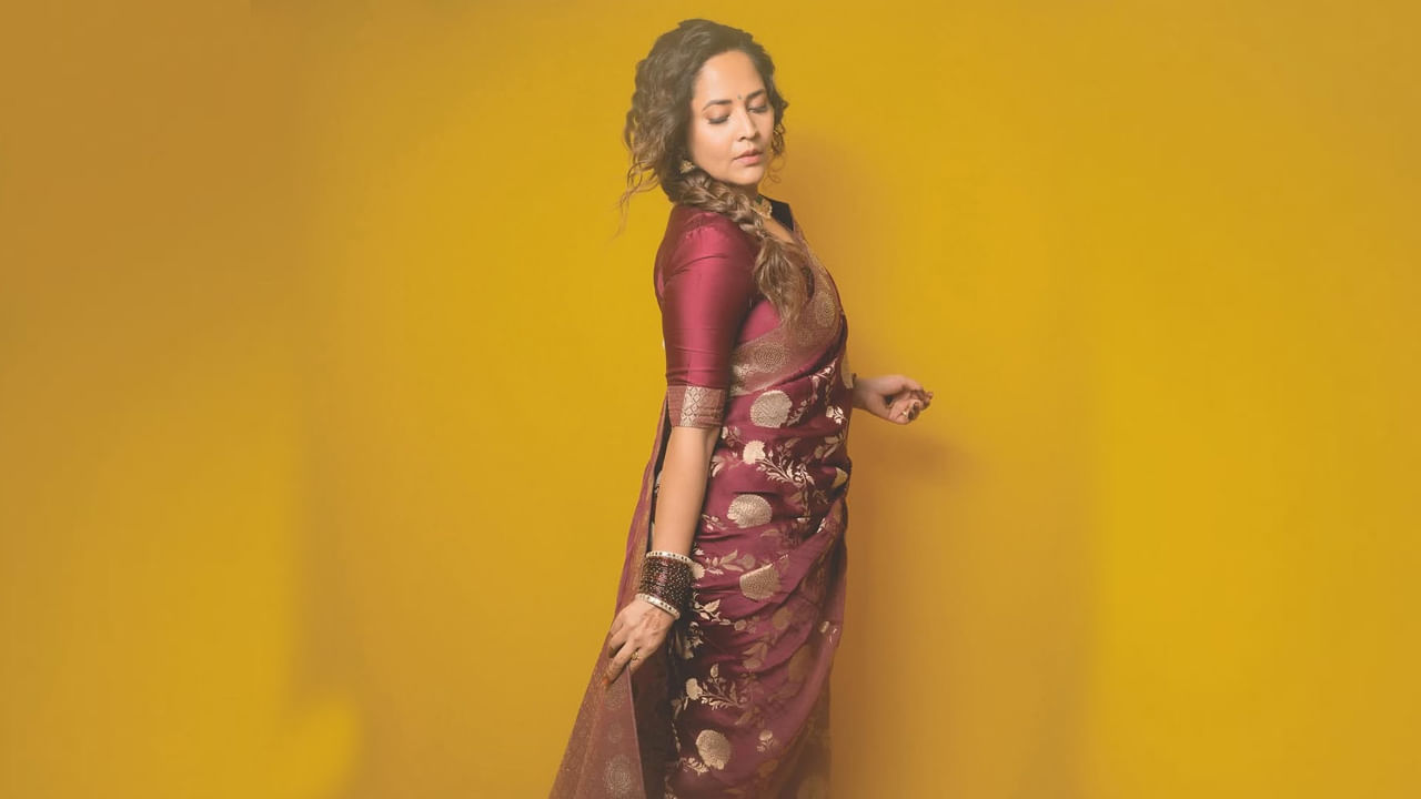 ఇక ఎప్పుడూ సోసల్ మీడియాలో చాలా యాక్టివ్గా ఉండే ఈ ముద్దుగుమ్మ తాజాగా, మెరూన్ కలర్ చీరలో తన అంద చందాలతో అందరినీ ఆకట్టుకుంటుంది. ప్రస్తుతం దీనికి సంబంధించిన ఫొటోస్ నెట్టింట తెగ వైరల్ అవుతున్నాయి.