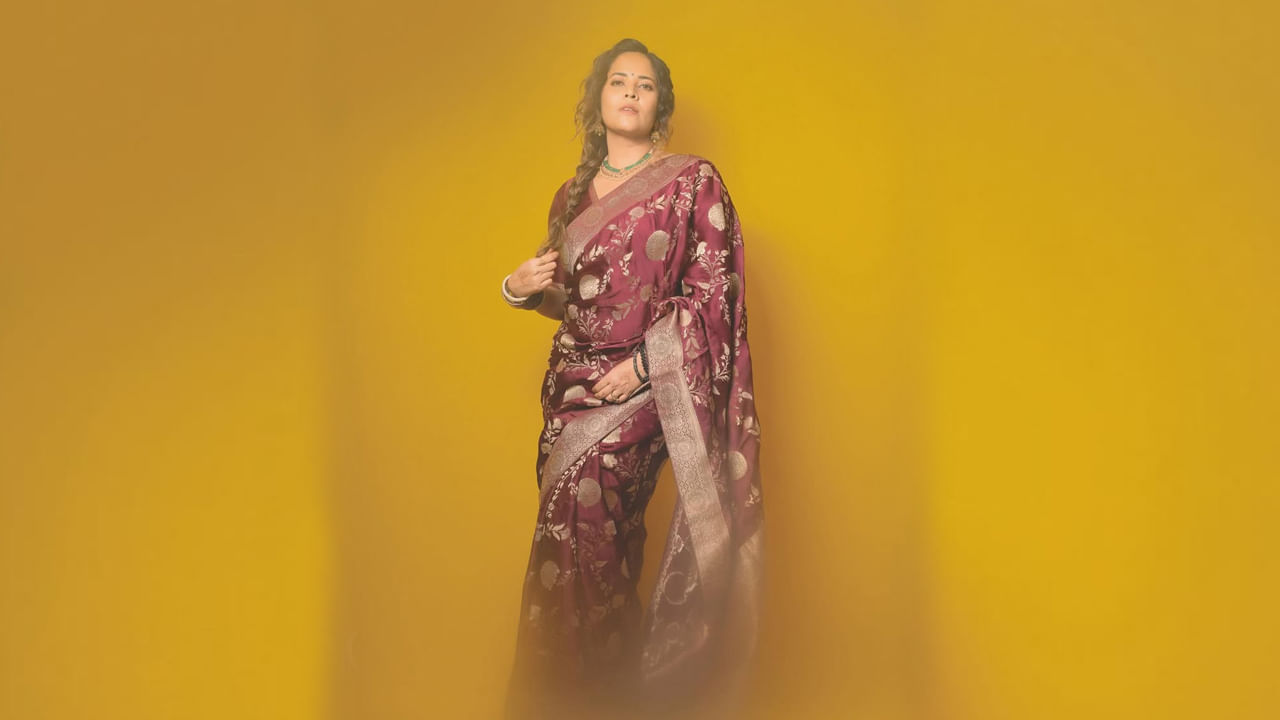 అందాల ముద్దుగుమ్మ అనసూయ గురించి ఎంత చెప్పినా తక్కువే. ఈ బ్యూటీ యాంకర్గా బుల్లితెరపైకి అడుగు పెట్టి ప్రస్తుతం పాన్ ఇండియా సినిమాల్లో కీలక పాత్రల్లో నటిస్తూ, అందరిచే ప్రశంసలు అందుకుంది. జబర్దస్త్ షో ద్వారా మంచి పాపులారిటీ సంపాదించుకొని, సిల్వర్ స్క్రీన్ పై సందడి చేస్తుంది.