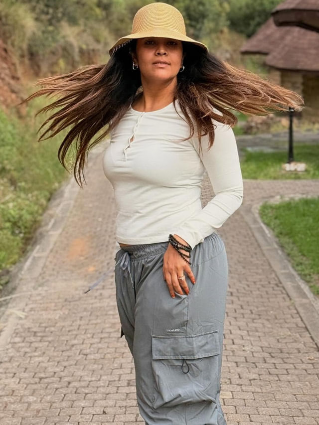 ఆఫ్రికా అడవుల్లో అనసూయ అందాలు.. దుమ్ము లేపుతున్న ఫోటోస్