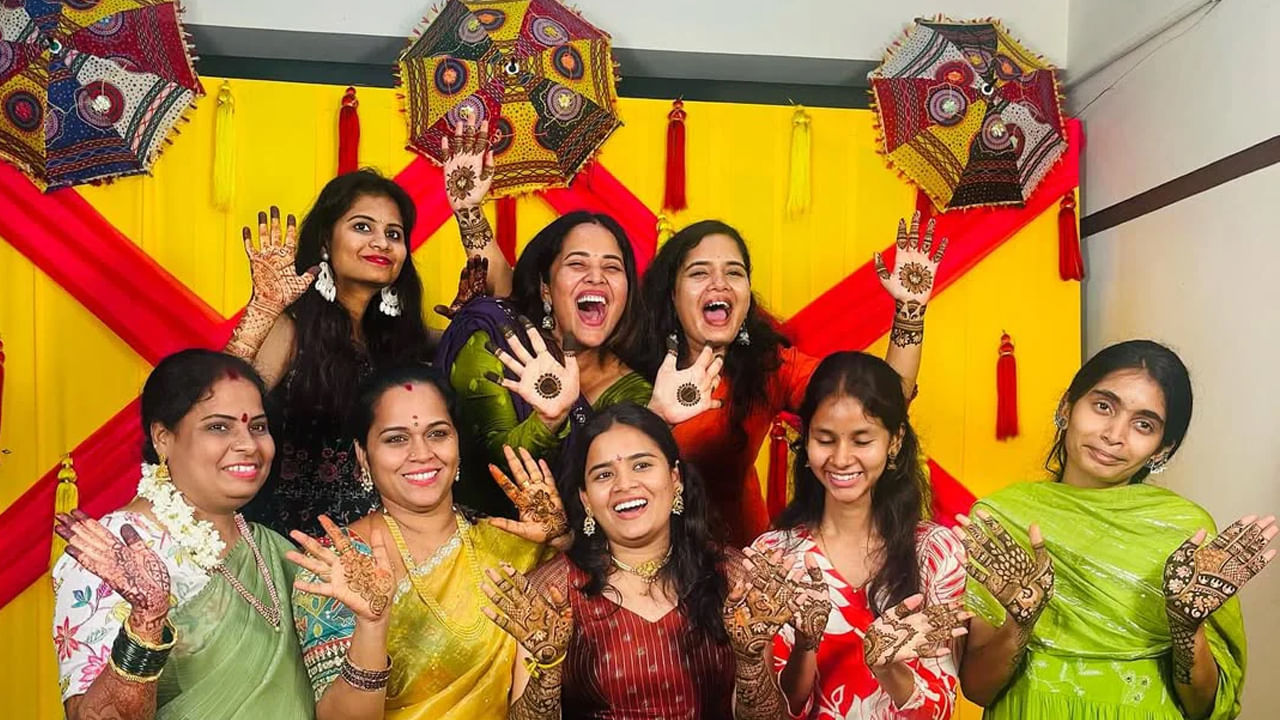 సోగ్గాడే చిన్నినాయన సినిమాలో చిన్న పాత్రలో కనిపించి నటించిన ఈ ముద్దుగుమ్మ తర్వాత రంగస్థలం సినిమాలో రంగమ్మత్తగా తన నటనతో అందరినీ కట్టిపడేసింది. ఈ సినిమాలోని ఈ పాత్రకు విమర్శకుల నుంచి సైతం ప్రశంసలు అందుకొని, మంచి ఫేమ్ సంపాదించుకుంది. దీంతో ఈ బ్యూటీకి టాలీవుడ్‌లో వరసగా అవకాశాలు క్యూ కట్టాయి.