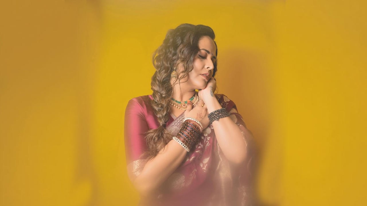 యాంకర్ అనసూయ అందం గురించి ఎంత పొగిడినా తక్కవే. ఈ బ్యూటీ అందానికి ఎవ్వరైనా ఫిదా అవ్వాల్సిందే. అంతలా తన గ్లామర్తో అందరినీ ఆకట్టుకుంటుంది. ఇక జబర్దస్త్లో సందడి చేసిన ఈ చిన్నది సోగ్గాడే చిన్నినాయనతో సిల్వర్ స్క్రీన్ పైకి ఎంట్రీ ఇచ్చింది.