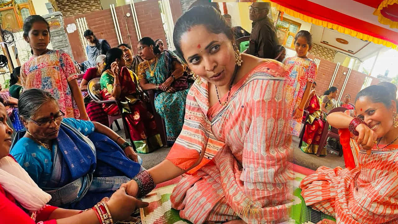 ఇక ఎప్పుడూ సోషల్ మీడియాలో చాలా యాక్టివ్‌గా ఉండే ఈ చిన్నది తాజాగా తన కజిన్ కూతురి పెళ్లిలో తెగ సందడి చేసింది. గోరింటాకు వేడుక, గాజుల వేడుకల్లో తన క్యూట్ క్యూట్ ఎక్స్ ప్రెషన్స్ ఇస్తూ దిగిన ఫొటోస్ ప్రతి ఒక్కరినీ ఆకట్టుకున్నాయి.