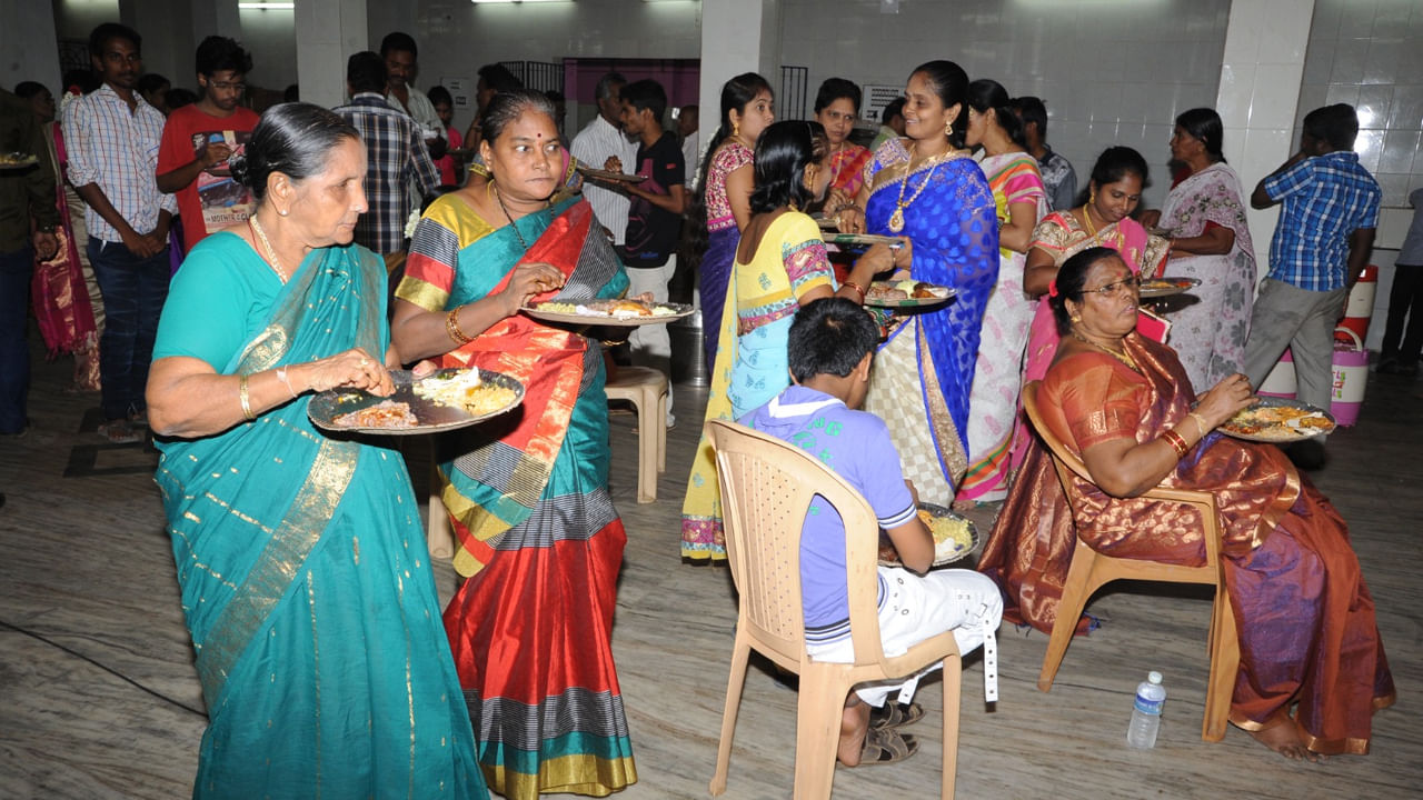 Andhra: ఎంకి పెళ్లి సుబ్బి చావుకొచ్చినట్టుగా ఉంది.. ఈ ఆడోళ్ల సందడి చూస్తే