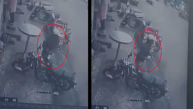 డబ్బులు బైక్ కవర్‌లో పెట్టి టిఫిన్‌కు వెళ్లాడు.. సీన్ కట్ చేస్తే!