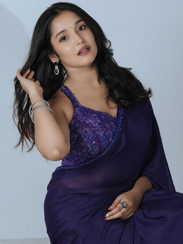 హీరోయిన్ గా చైల్డ్ ఆర్టిస్ట్.. అందాలతో గత్తరలేపుతోన్న అనికా..