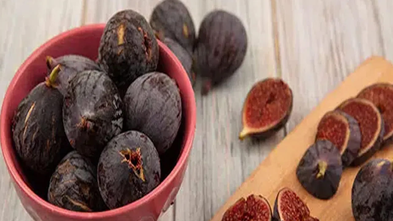 నల్ల అత్తిపండ్లు: అంజీర్ తీపిగా ఉంటుంది. కానీ అందులో చక్కెర పరిమాణం చాలా తక్కువగా ఉంటుంది. ప్రొటీన్, ఫైబర్ వంటి పోషకాలు అధికంగా ఉండే నల్ల అత్తి పండ్లను తినాలని వైద్యులు కూడా సూచిస్తారు. మీరు ప్రతిరోజూ రెండు నల్ల అత్తి పండ్లను రాత్రి నానబెట్టి, ఉదయం పరగడుపున తింటే చాలా మంచిది.