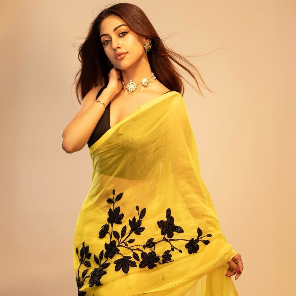 అయితే ఈ బ్యూటీకి ఇప్పుడు తెలుగులో ఆశించిన స్థాయిలో అవకాశాలు వస్తాయా ? రాదా ? అనేది చూడాలి. ప్రస్తుతం సోషల్ మీడియాలో అందాలతో సందడి చేస్తుంది. క్రేజీ ఫోటోలతో మెస్మరైజ్ చేస్తుంది. మరీ చూడాలి.. ఇక ఈ అమ్మాడికి అవకాశాలు వస్తాయో లేదో. 