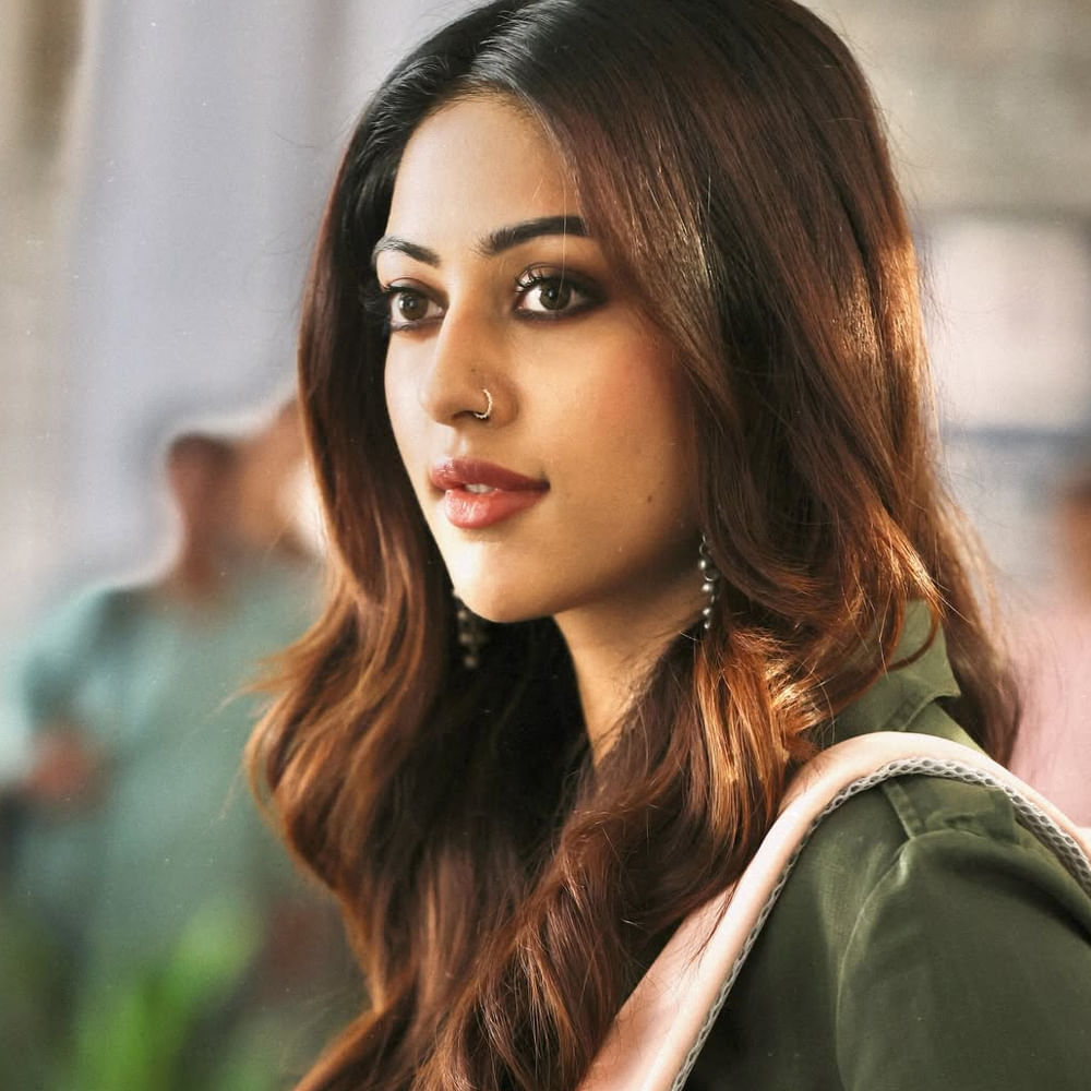 కానీ ఈ బ్యూటీకి ఆశించిన స్థాయిలో బ్రేక్ రాలేదు. దాదాపు మూడేళ్లుగా సినిమాలకు దూరంగా ఉంటుంది అను. సోషల్ మీడియాలో వరుస పోస్టులతో సందడి చేస్తున్న ఈ అమ్మడు.. ఇప్పుడు ది గర్ల్ ఫ్రెండ్ సినిమాతో మరోసారి వెండితెరపై సందడి చేసింది. ఈ మూవీ భారీ విజయాన్ని అందుకుంది. 