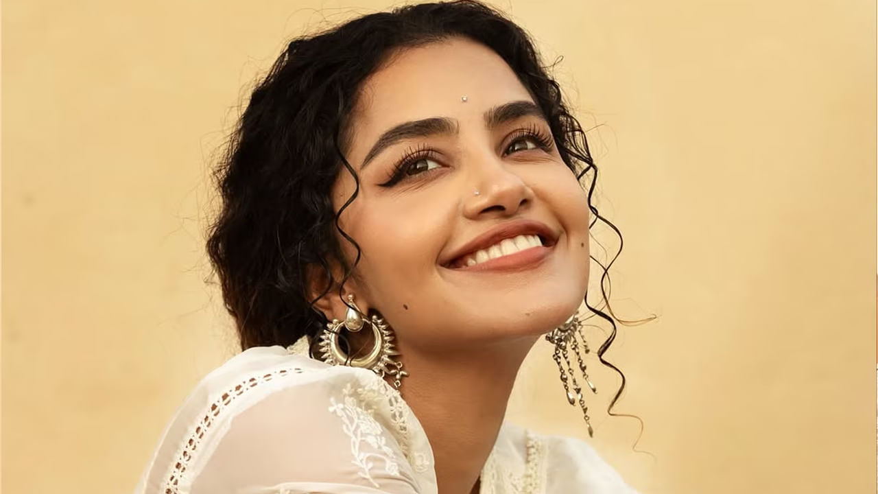 అందాల ముద్దుగుమ్మ అనుపమ పరమేశ్వరన్ గురించి, ప్రత్యేకంగా చెప్పాల్సిన పని లేదు. ఈ బ్యూటీ తన అందం, నటనతో ఎంతో మంది మదిని దోచుకొని, అందరినీ మాయ చేసింది. ఇక ఎప్పుడూ సోషల్ మీడియాలో చాలా యాక్టివ్‌గా ఉంటూ తన అంద చందాలతో అందరినీ మయా చేస్తుంది. తాజాగా ఈ బ్యూటీ వైట్ డ్రెస్‌లో తన క్యూట్‌నెస్‌తో అందరి మనసు దోచేస్తుంది.