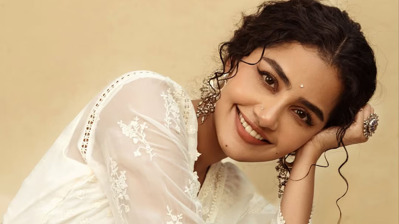 ఈ అమ్మడు ప్రేమ్ తర్వాత శతమానం భవతి మూవీతో మంచి ఫ్యాన్ ఫాలోయింగ్ సంపాదించుకుంది.  ఈ మూవీ తర్వాత వరసగా బ్లాక్ బస్టర్ హిట్స్ అందుకుంటూ, తెలుగు,మలయాళంలో వరసగా సినిమాలు చేస్తూ ఫుల్ బిజీ బిజీగా గడిపేస్తుంది.