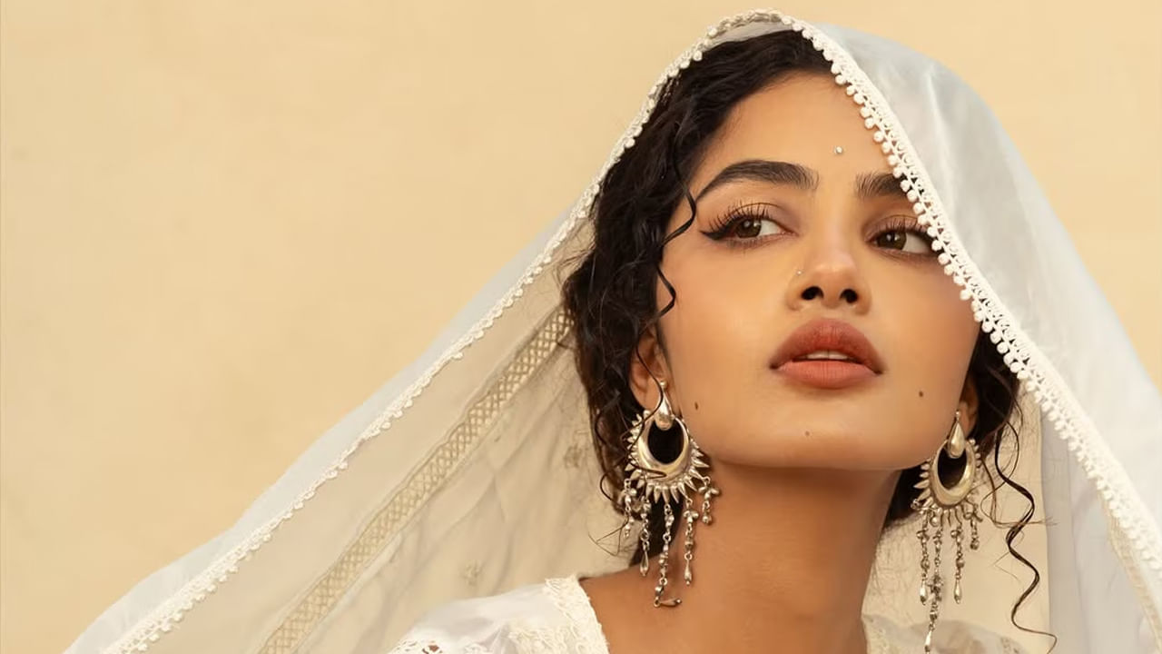 ఈ ముద్దుగుమ్మ ఈ మధ్య వరసగా బ్లాక్ బస్టర్ హిట్స్ అందుకుంటుంది. కార్తికేయ 2,18 పేజీస్‌తో మంచి హిట్ అందుకున్న ఈ చిన్నది, డీజే టిల్లు స్క్వేర్ మూవీలో గ్లామర్ పాత్రలో నటించి, మరో హిట్ అందుకోవడమే కాకుండా తన అందంతో కుర్రకారున ఫిదా చేసింది. ఇక ఈ మూవీ తర్వాత ఈ బ్యూటీ రీసంట్‌గా పరదా సినిమాతోడిజాస్టర్ అందుకున్నప్పటికీ, కిష్కింద పురి మూవీ‌తో మరో హిట్ అందుకుంది.