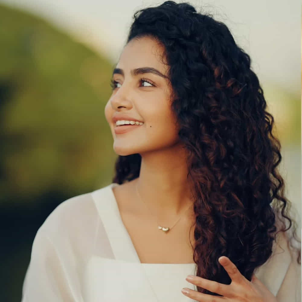  అనుపమ పరమేశ్వరన్.. దక్షిణాదిలో అత్యధిక డిమాండ్ ఉన్న హీరోయిన్. ప్రేమమ్ సినిమాతో సినీరంగంలోకి తెరంగేట్రం చేసిన ఆమె.. ప్రస్తుతం వరుస సినిమాలతో అలరిస్తుంది. ఇటీవలే జానకి వర్సెస్ స్టేట్ ఆఫ్ కేరళ, కిష్కంధపురి, పరదా చిత్రాలతో అలరించింది. 