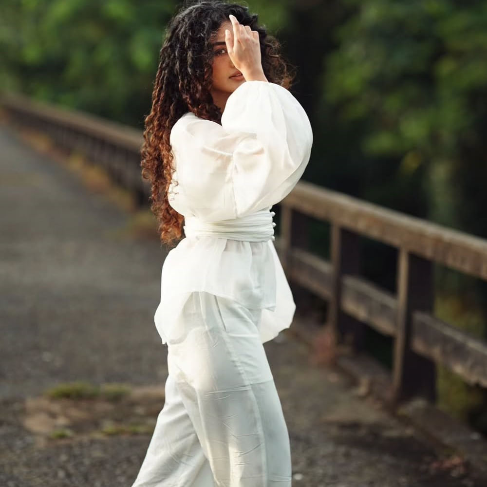 ఉంగరాల జుట్టు.. కట్టిపడేసే అందం.. టీనేజ్ లోనే ఇండస్ట్రీలోకి అడుగుపెట్టి ఇప్పుడు నటిగా మంచి గుర్తింపు తెచ్చుకుంది. తెలుగు, తమిళంతోపాటు మలయాళంలోనూ వరుస హిట్స్ అందుకుంటూ ఫుల్ జోష్ మీదుంది. ఇంతకీ ఈ అమ్మడు ఎవరో తెలుసా.. తనే  హీరోయిన్ అనుపమ పరమేశ్వరన్