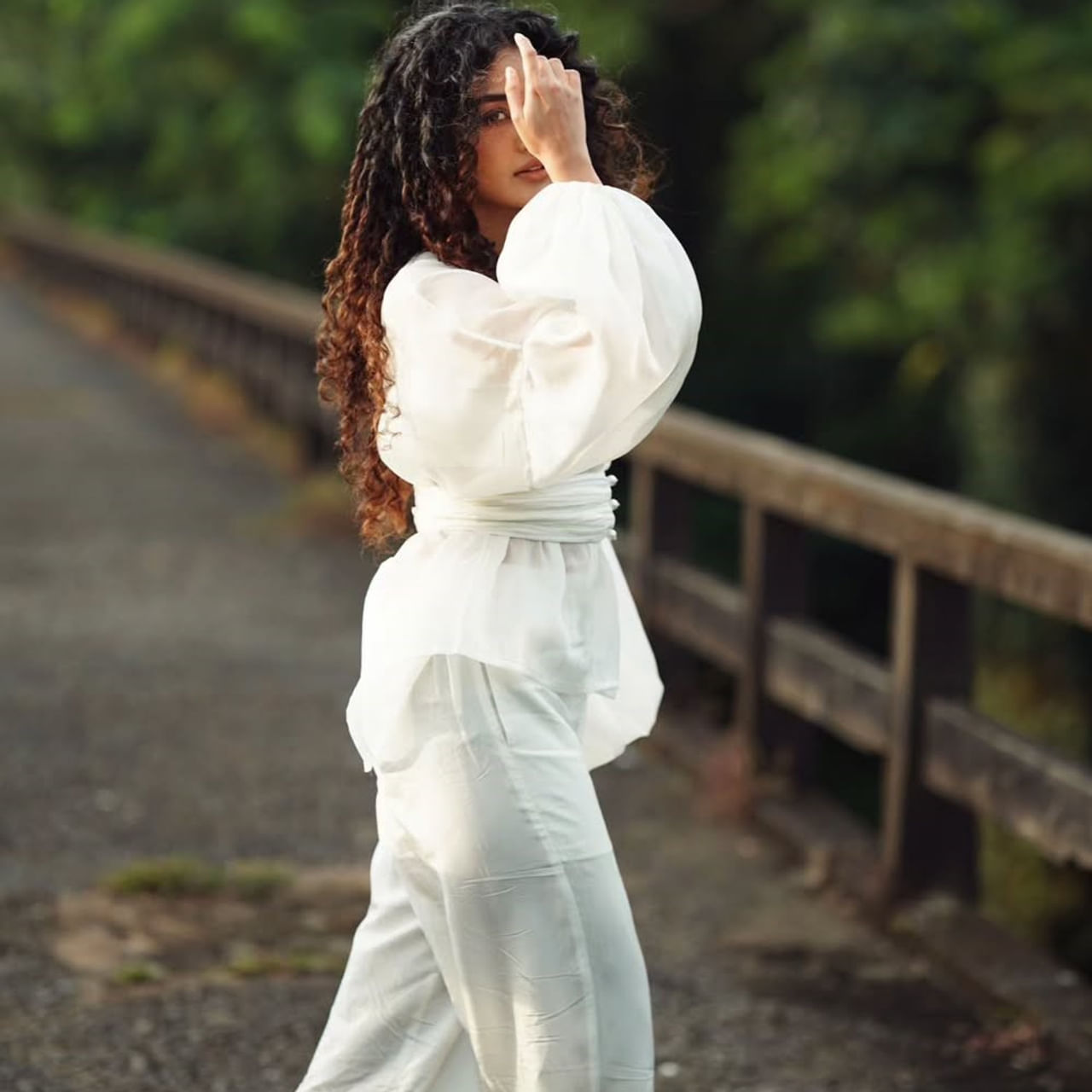 ఉంగరాల జుట్టు.. కట్టిపడేసే అందం.. టీనేజ్ లోనే ఇండస్ట్రీలోకి అడుగుపెట్టి ఇప్పుడు నటిగా మంచి గుర్తింపు తెచ్చుకుంది. తెలుగు, తమిళంతోపాటు మలయాళంలోనూ వరుస హిట్స్ అందుకుంటూ ఫుల్ జోష్ మీదుంది. ఇంతకీ ఈ అమ్మడు ఎవరో తెలుసా.. తనే  హీరోయిన్ అనుపమ పరమేశ్వరన్