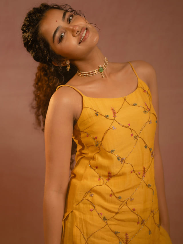 గుండెల్లో చిరునవ్వుల బాణాలు.. అనుపమ అందాలకు కుర్రాళ్లు బేజారు..