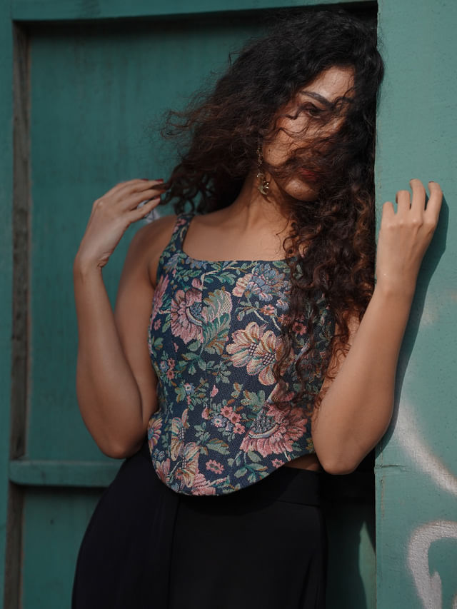 కర్లీ హెయిర్ తో కవ్విస్తున్న ముద్దుగుమ్మ.. తస్సదియ అనుపమ పిక్స్ అదిరాయిగా