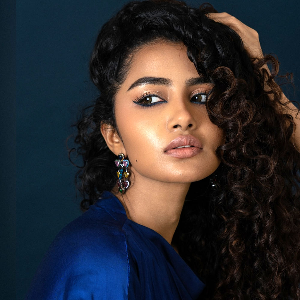 ఆ తర్వాత తెలుగులో శతమానం భవతి సినిమాతో కథానాయికగా పరిచయమైంది. తెలుగుతోపాటు తమిళం, కన్నడ, మలయాళం భాషలలో పలు చిత్రాల్లో నటించి మెప్పించింది. ప్రస్తుతం సౌత్ ఇండస్ట్రీలో టాప్ హీరోయిన్లలలో ఒకరిగా మారింది.