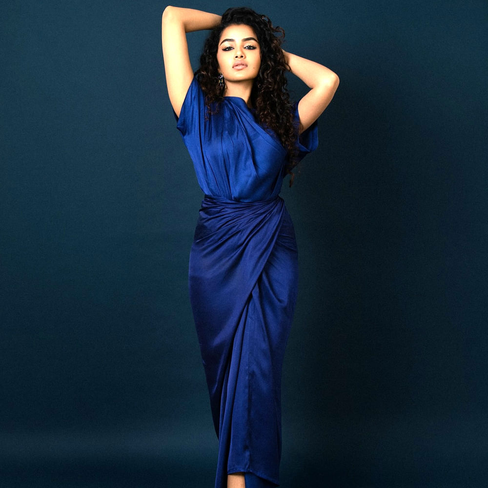 కానీ అనుపమకు అనుకున్నంతగా సరైన బ్రేక్ మాత్రం రాలేదు. ఇప్పటివరకు అనేక హిట్ చిత్రాల్లో నటించిన అనుపమకు.. స్టా్ర్ హీరోల సినిమాల్లో మాత్రం ఛాన్స్ రాలేదు. 2015లో ‘ప్రేమమ్’ సినిమాతో ఆమె సినీరంగుల జీవితాన్ని ప్రారంభించింది. ఈ మూవీ భారీ విజయాన్ని అందుకుంది.