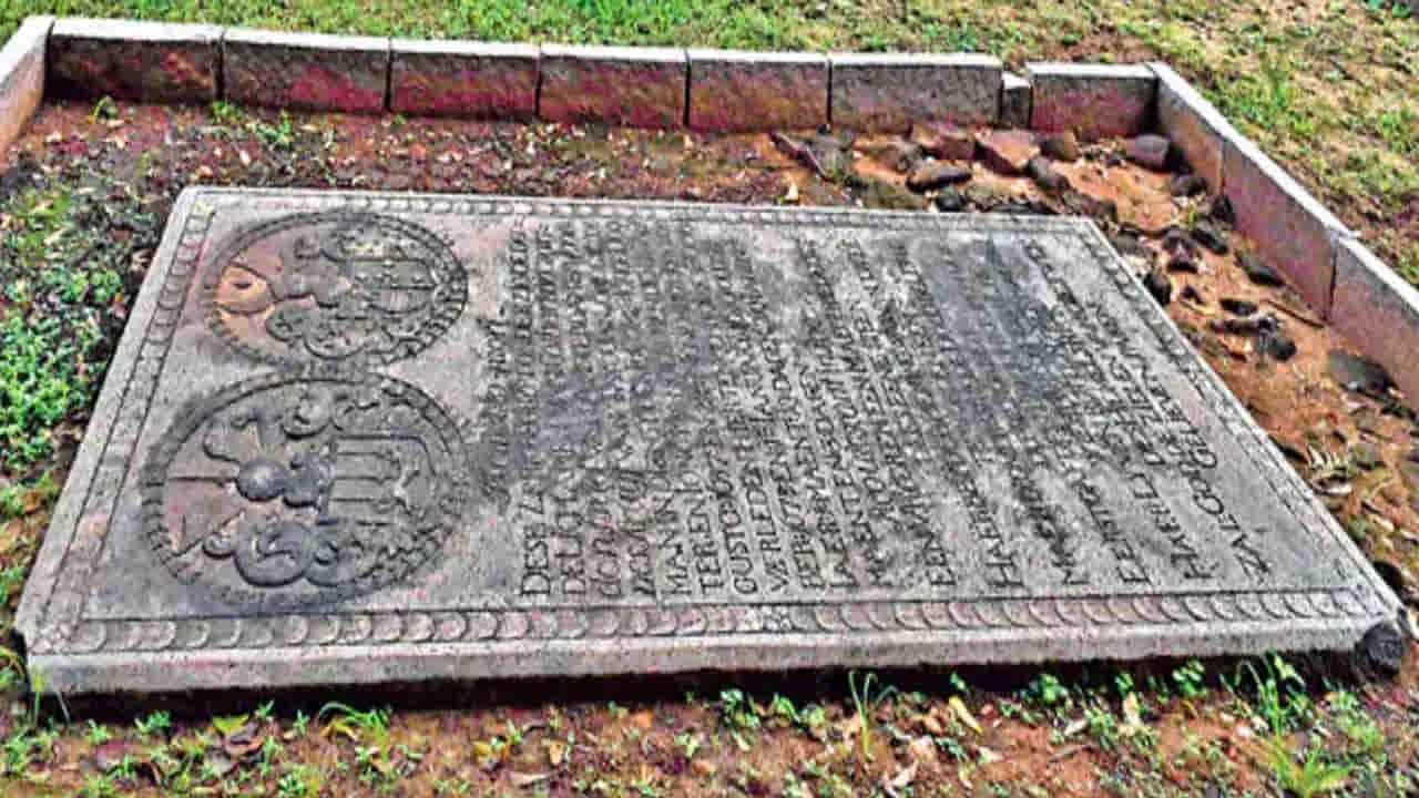 Andhra: పురాతన తవ్వకాల్లో బయటపడ్డ శిలాశాసనం.. దానిపై రాసున్నది ఆరా తీయగా