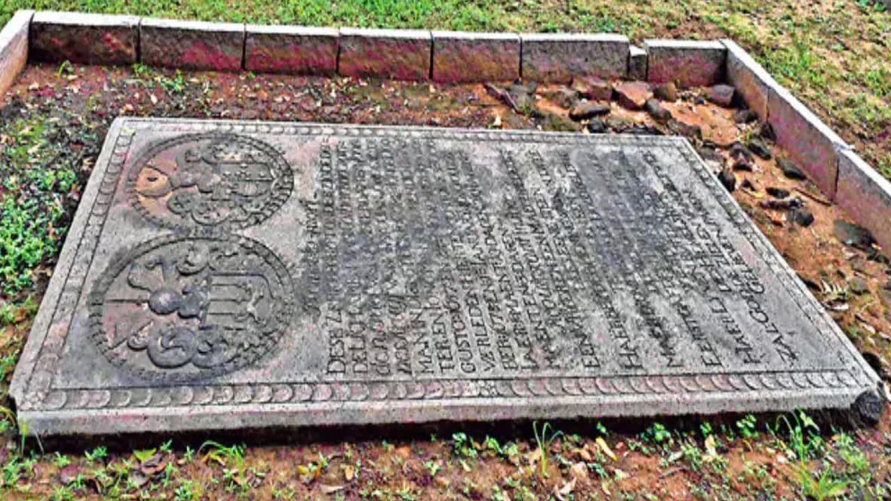 Andhra: పురాతన తవ్వకాల్లో బయటపడ్డ శిలాశాసనం.. దానిపై రాసున్నది ఆరా తీయగా