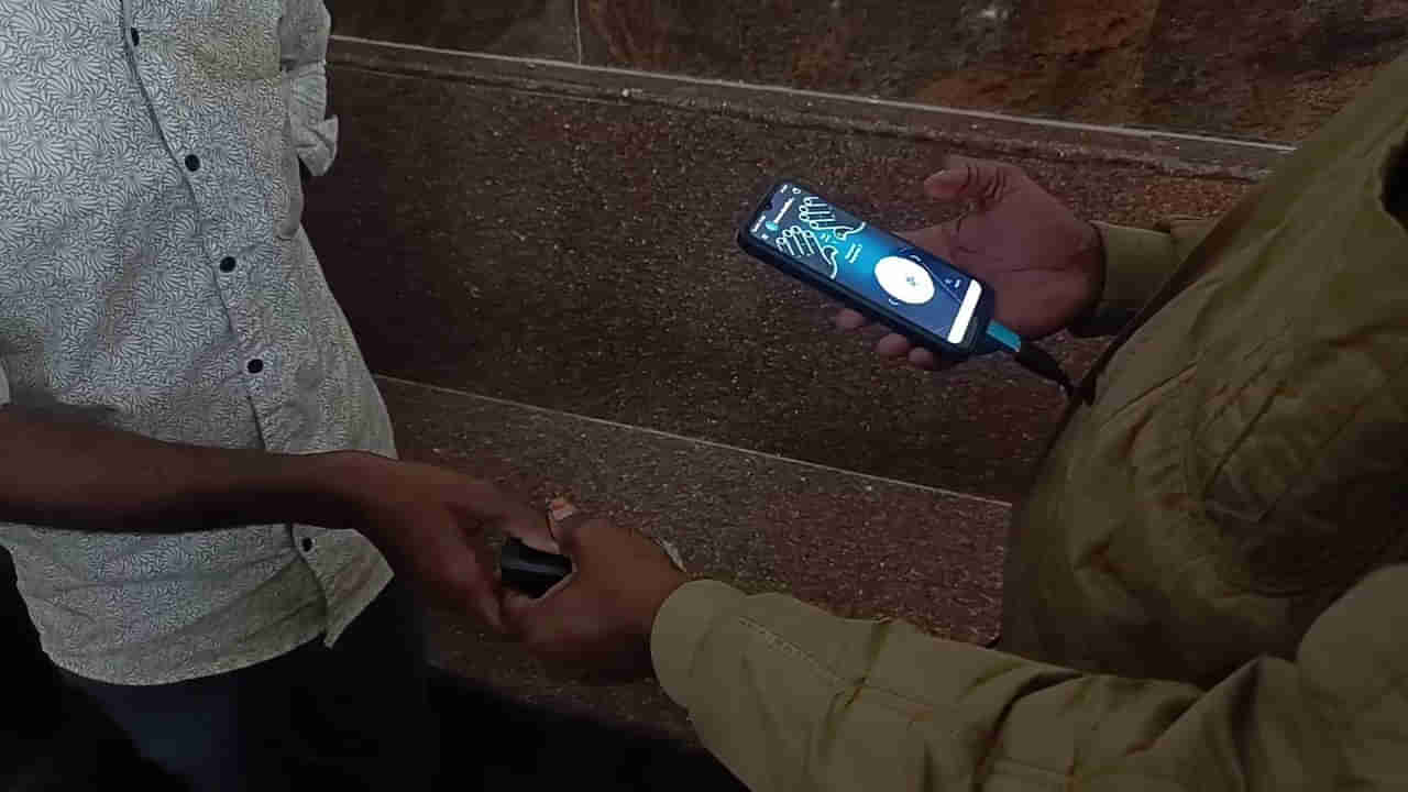 Andhra: జాతకం చెప్పే వేలిముద్రలు.. రైల్వేస్టేషన్‌‌లో తెల్లవారుజామున 4గంటలకు ఒక్కసారిగా అలజడి..