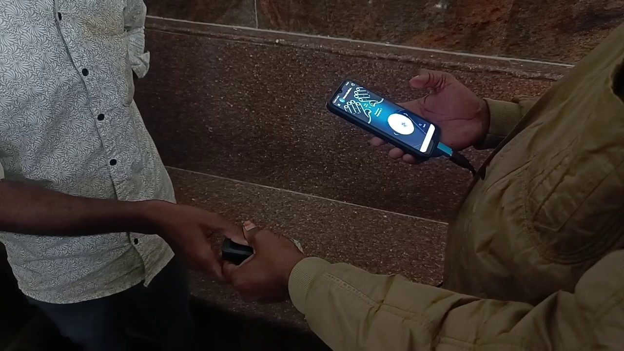 Andhra: జాతకం చెప్పే వేలిముద్రలు.. రైల్వేస్టేషన్‌‌లో తెల్లవారుజామున 4గంటలకు ఒక్కసారిగా అలజడి..