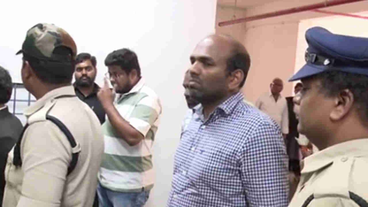 Andhra: రిమాండ్ ఖైదీతో కలిసి టిఫిన్ చేసిన పోలీసులు.. ఆ తర్వాత సీన్ ఇదే..