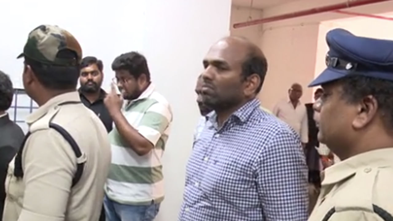 Andhra: రిమాండ్ ఖైదీతో కలిసి టిఫిన్ చేసిన పోలీసులు.. ఆ తర్వాత సీన్ ఇదే..