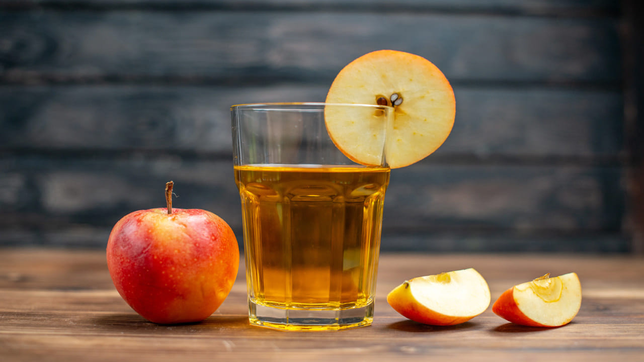 .యాపిల్‌ జ్యూస్‌ విటమిన్లు, యాంటీఆక్సిడెంట్లతో సమృద్ధిగా లభిస్తాయి. ఇది అనేక ఆరోగ్య ప్రయోజనాలను అందిస్తుంది. యాపిల్ జ్యూస్‌లో విటమిన్ సి పుష్కలంగా ఉంటుంది. ఇది రోగనిరోధక వ్యవస్థను మెరుగుపరచడంలో సహాయపడుతుంది. అంటువ్యాధులకు వ్యతిరేకంగా పోరాడటంలో సహాయపడుతుంది.
