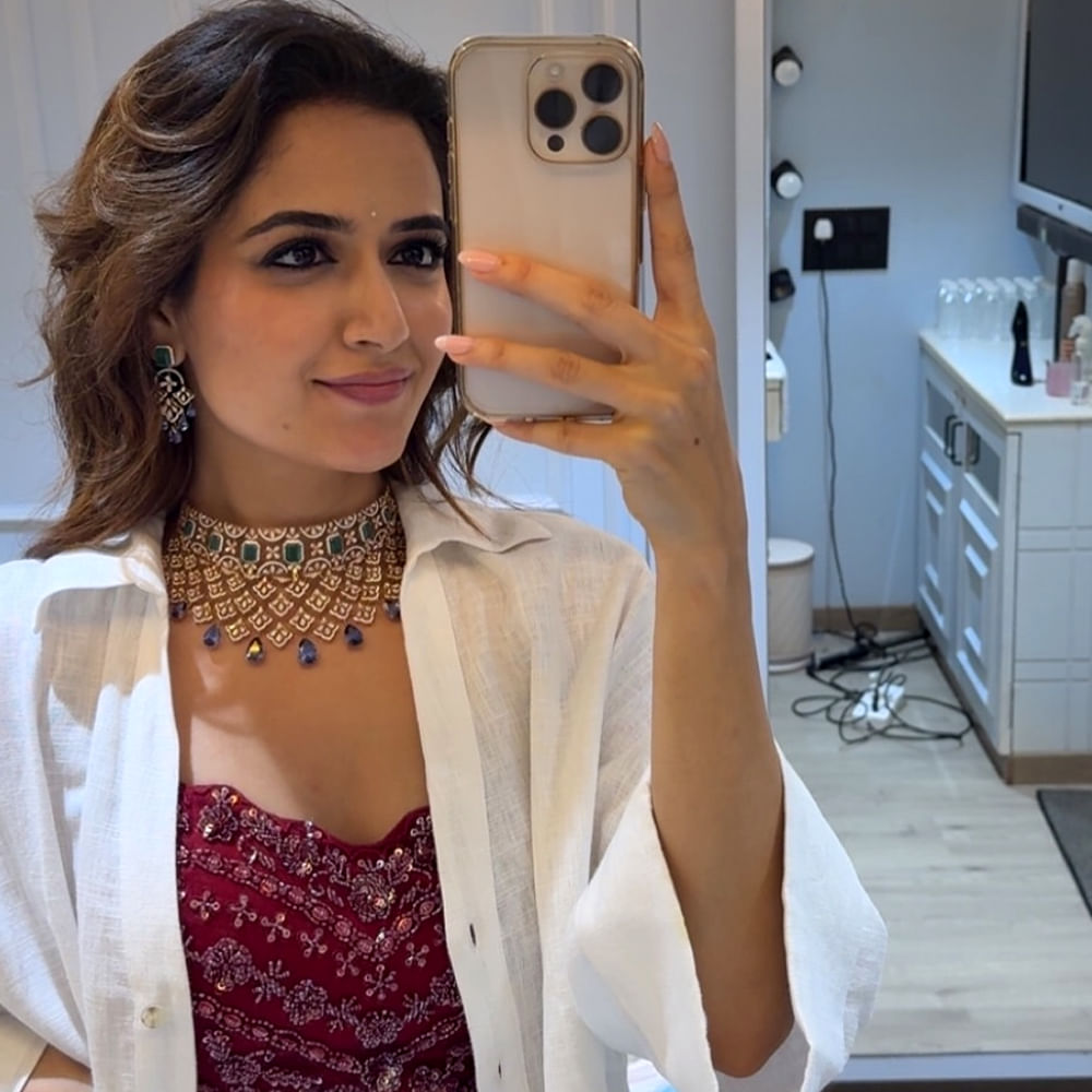 అయితే సీనియర్ హీరోల సరసన నటించడానికి హీరోయిన్స్ దొరకడం ఒకింత కష్టమే.. యంగ్ బ్యూటీ సీనియర్ హీరోల పక్కన నటించడానికి ఆలోచిస్తారు.. కానీ ఈ ముద్దుగుమ్మ మాత్రం వరుసగా సీనియర్ హీరోల సినిమాల్లో ఛాన్స్ లు అందుకుంటుంది. ఇప్పటికే మెగాస్టార్, నాగార్జునలాంటి హీరోలతో చేసింది ఇప్పుడు మరో సీనియర్ హీరో సినిమాలో ఛాన్స్ అందుకుంది. ఆ యంగ్ బ్యూటీ ఎవరో తెలుసా.?