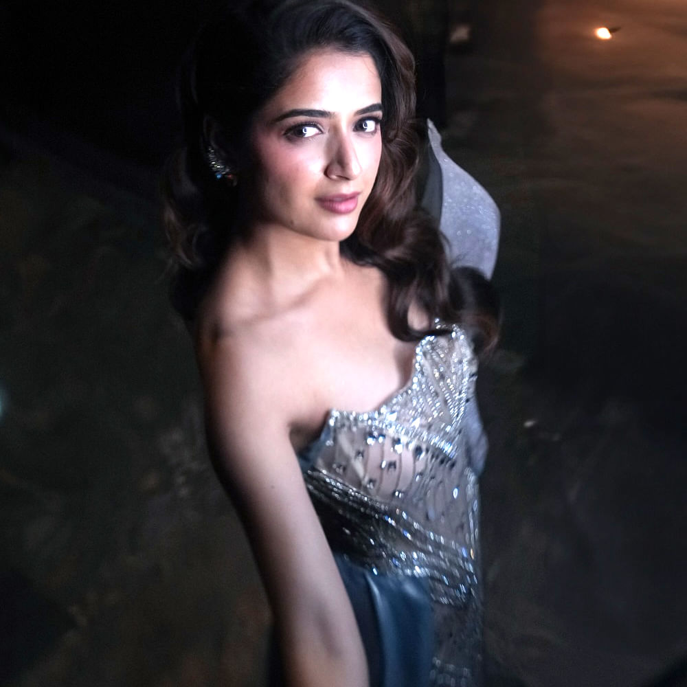 కళ్యాణ్ రామ్ హీరోగా నటించిన అమిగోస్ అనే సినిమాతో టాలీవుడ్ కు పరిచయం అయ్యింది ముద్దుగుమ్మ ఆషిక రంగనాథ్. మంచి అంచనాల నడుమ విడుదలైన అమిగోస్ సినిమా ఆశించిన స్థాయిలో ప్రేక్షకులను ఆకట్టుకోలేకపోయింది. ఆతర్వాత కింగ్ నాగార్జున హీరోగా నటించిన నా సామిరంగా సినిమాలో నటించింది.