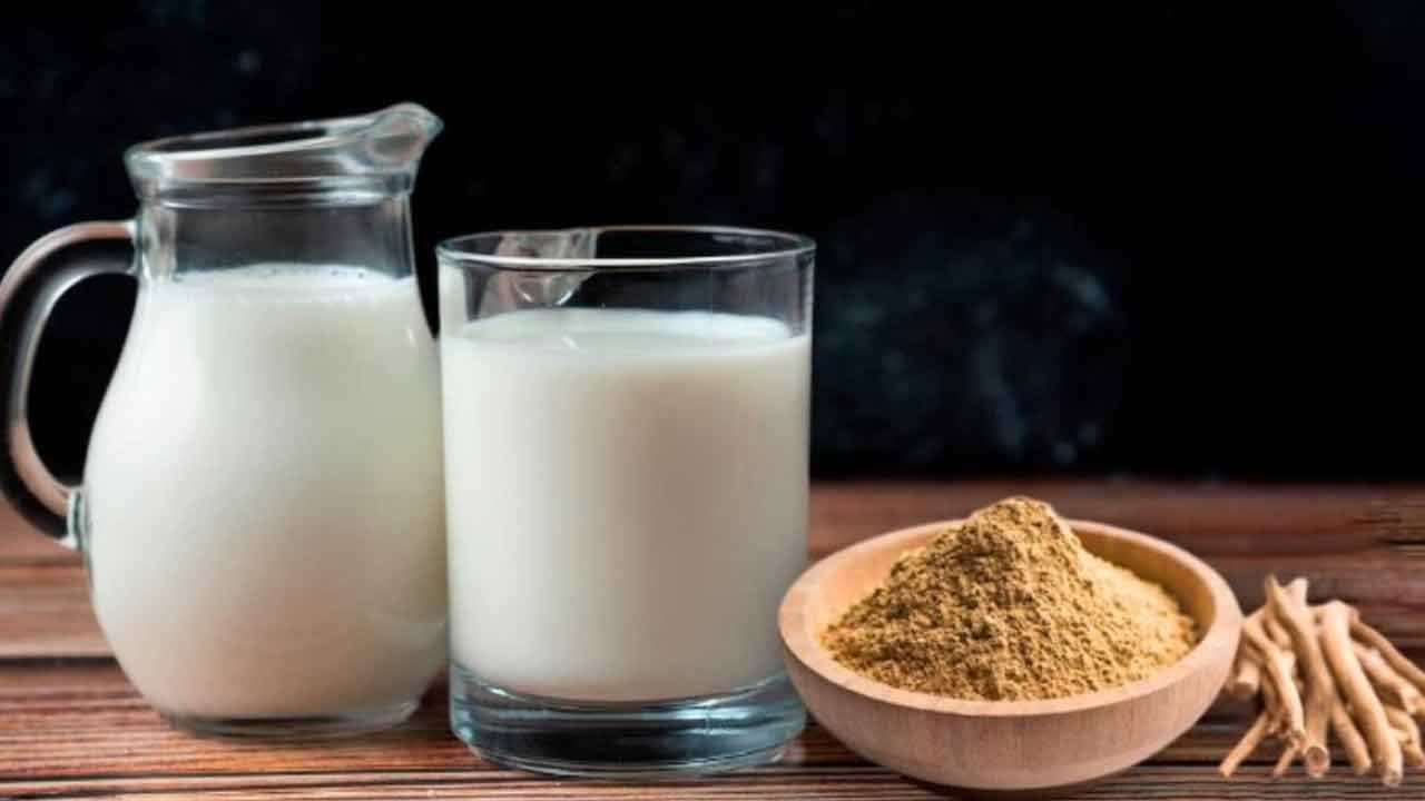 నిద్ర నాణ్యతను మెరుగుపరుస్తుంది. మీకు నిద్ర పట్టడంలో ఇబ్బంది ఉంటే అశ్వగంధ పాలు ఒక అద్భుతమైన నివారణగా పనిచేస్తాయి. ఇది మనస్సును ప్రశాంతపరుస్తుంది. గాఢ నిద్రను ప్రోత్సహిస్తుంది. పడుకునే ముందు అశ్వగంధతో ఒక గ్లాసు గోరువెచ్చని పాలు తాగడం వల్ల నిద్రలేమి నుండి ఉపశమనం పొందవచ్చు.