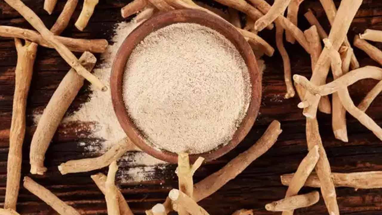 ఒత్తిడి, ఆందోళనను తగ్గిస్తుంది. అశ్వగంధను అడాప్టోజెన్‌గా పరిగణిస్తారు. ఇది శరీరం ఒత్తిడిని ఎదుర్కోవడానికి సహాయపడుతుంది. పాలతో కలిపి దీన్ని తీసుకోవడం వల్ల కార్టిసాల్ హార్మోన్ స్థాయిలు నియంత్రించబడతాయి. ఇది మానసిక ప్రశాంతతకు దారితీస్తుంది. ఆందోళన తగ్గుతుంది.