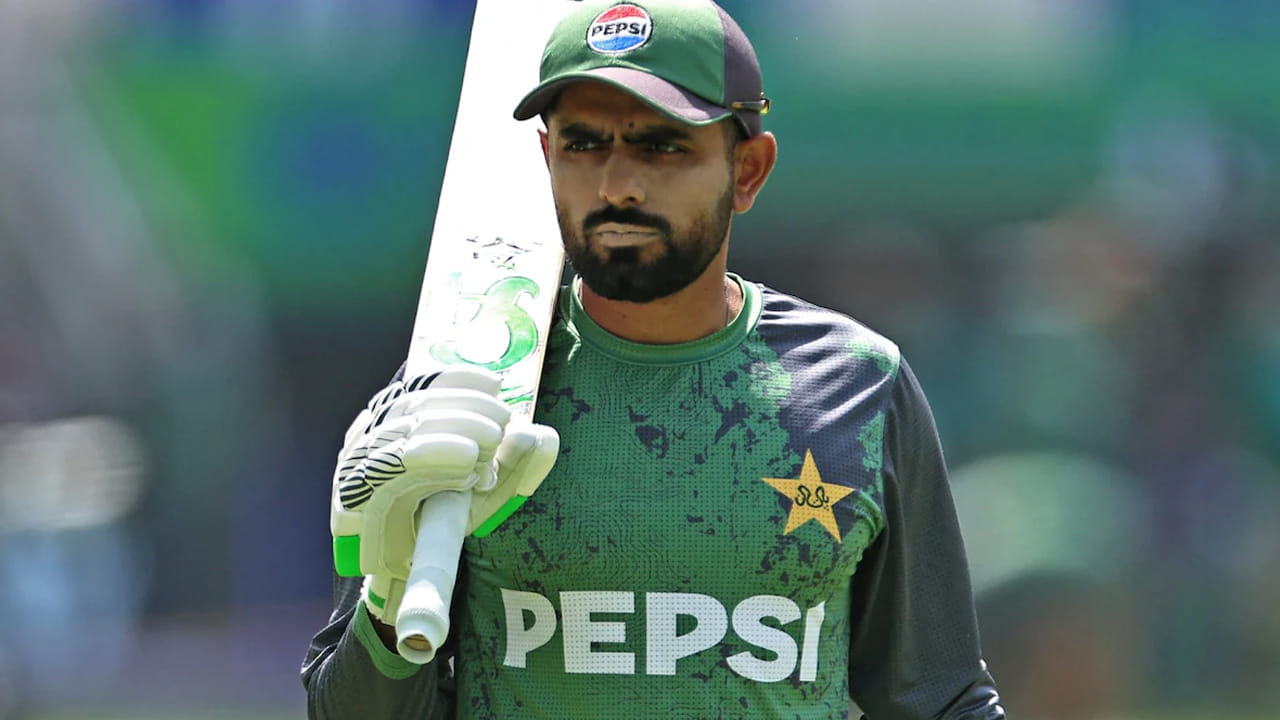 Babar Azam's T20 Duck Streak: పాకిస్తాన్ మాజీ కెప్టెన్ బాబర్ ఆజం ప్రస్తుతం పేలవమైన ఫామ్‌తో బాధపడుతున్నాడు. ఇటీవల తన సెంచరీ కరువును ముగించిన బాబర్, ఇంత జరిగినప్పటికీ ఫామ్‌ను కనుగొనడంలో విఫలమయ్యాడు. శ్రీలంకతో జరుగుతున్న ట్రై-సిరీస్ మ్యాచ్‌లో బాబర్ మరోసారి జీరో పరుగులతో ఇబ్బందికరమైన రికార్డును సృష్టించాడు. పాకిస్తాన్ తరపున టీ20 క్రికెట్‌లో అత్యధికసార్లు సున్నాకి ఔటైన అవాంఛనీయ రికార్డును బాబర్ కలిగి ఉన్నాడు.