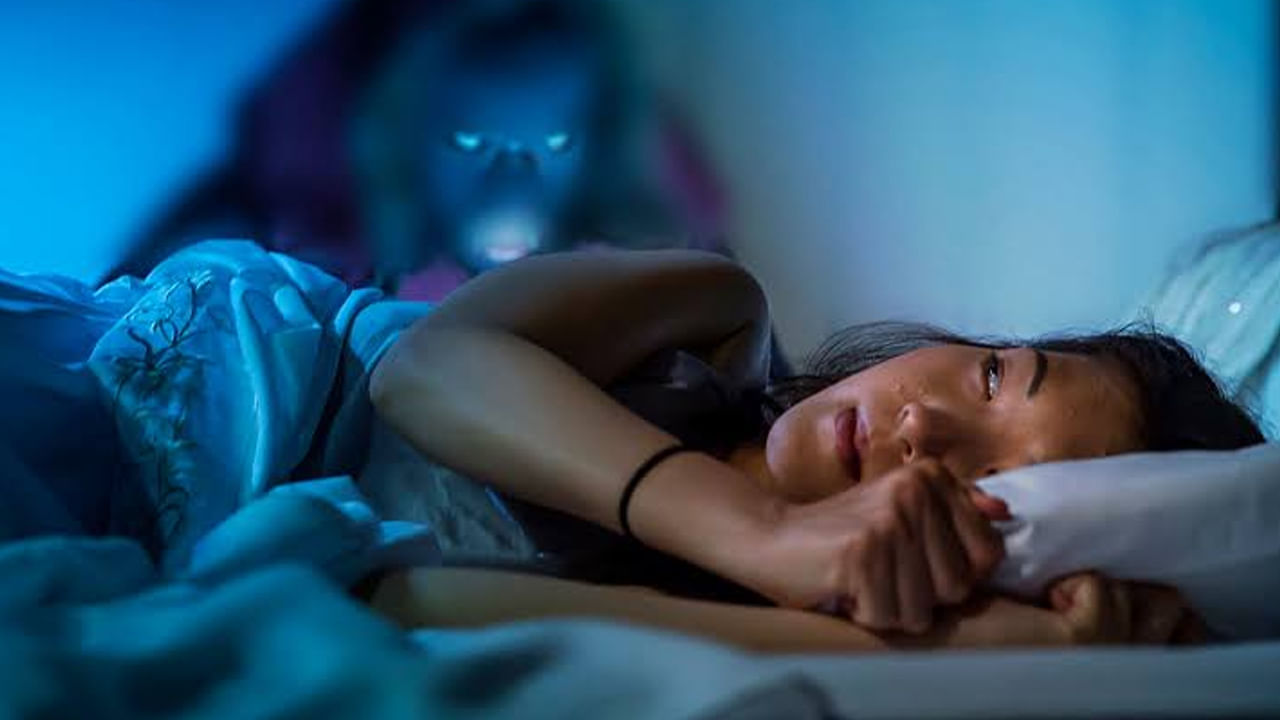 స్వప్న శాస్త్రం ప్రకారం, మనం కనే ప్రతి కల ఒక నిర్దిష్ట ప్రయోజనాన్ని కలిగి ఉంటుందని చెబుతారు. ఈ కలలలో కొన్ని ఒకరి జీవితంలో అదృష్టాన్ని తెస్తాయి. కొన్ని కలలు ఒకరి జీవితంలో సానుకూల, ప్రతికూల మార్పులను తీసుకురాగలవు. కొన్ని కలలు మరణాన్ని కూడా అంచనా వేయగలవు. అలాంటి చెడు కలల కొన్ని ఉన్నాయి.