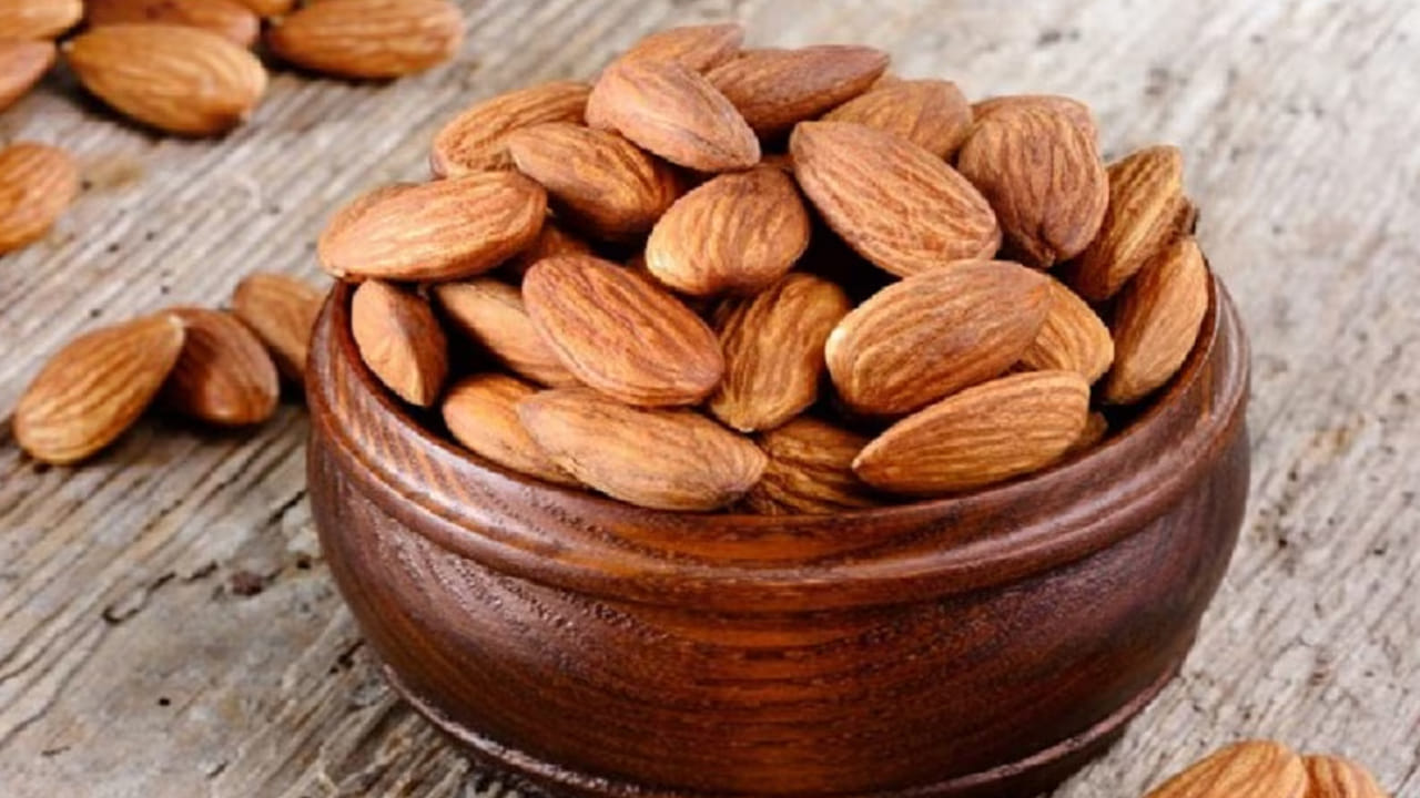 ఆమ్ల రిఫ్లక్స్: బాదంలో ఫైబర్, కొవ్వు శాతం ఉండటం స్థిరమైన శక్తిని అందించే స్నాక్స్‌గా ఇవి ఉపయోగపడుతున్నాయి. అయితే, యాసిడ్ రిఫ్లక్స్ (GERD) లేదా దీర్ఘకాలిక ఆమ్లత్వం ఉన్న వ్యక్తులకు, బాదం హానికరం. వీటిని ఎక్కువగా తినడం వల్ల ఆ లక్షణాలను మరింత తీవ్రతరం అవుతాయి.  బాదంలో ఉండే ఫైబర్ కంటెంట్ చాలా మందికి జీర్ణక్రియకు తోడ్పడుతుంది, కానీ ఆమ్లత్వం ఉన్నవారికి ఫైబర్ అధికంగా ఉండే ఆహారాలు ఛాతీ, గొంతులో అసౌకర్యం, గ్యాస్ లేదా మంటను కలిగిస్తాయని కనుగొనవచ్చు. 