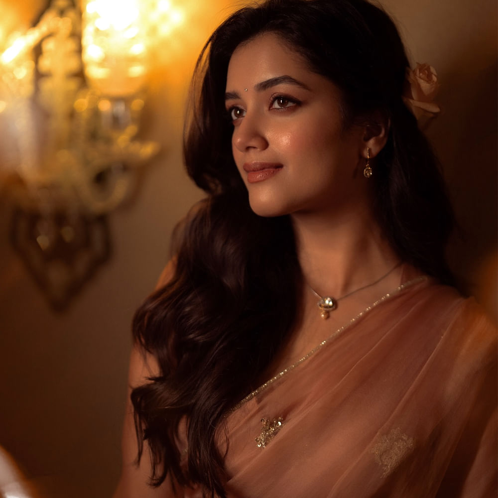 ఇప్పటికే ఈ సినిమాల నుంచి విడుదలైన పోస్టర్స్, సాంగ్స్ ప్రేక్షకులను ఆకట్టుకున్నాయి. ఇదిలా ఉంటే ప్రస్తుతం ఈ బ్యూటీ ఫోటోస్ నెట్టింట ట్రెండ్ అవుతున్నాయి. సోషల్ మీడియాలో యాక్టివ్ గా ఉండే ఈ అమ్మడు షేర్ చేసే ఫోటోలకు మంచి క్రేజ్ ఉంది. 