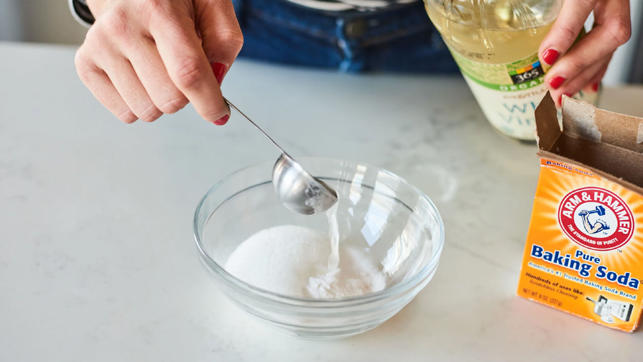 బేకింగ్ సోడా, వెనిగర్: దీనికోసం, బాటిల్ కు 1 టీస్పూన్ బేకింగ్ సోడా, 1 టీస్పూన్ వెనిగర్ కలపండి. బాటిల్ ను మూసివేసి బాగా కదిలించండి. 10-15 నిమిషాలు అలాగే ఉంచి, ఆపై నీటితో శుభ్రం చేసుకోండి. ఈ రెండు ద్రావణాలు కలిసి మురికి, దుర్వాసనను తొలగిస్తాయి.