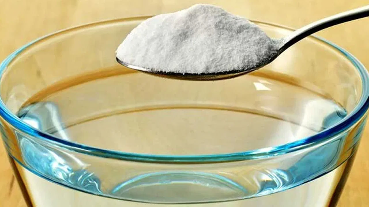 బేకింగ్ సోడా, నీరు: మీ వాటర్ బాటిల్ శుభ్రం చేయడానికి మీరు బేకింగ్ సోడాను ఉపయోగించవచ్చు. ఒక కప్పు నీటిలో 1-2 టీస్పూన్ల బేకింగ్ సోడా జోడించండి. దానిని బాటిల్లో పోసి బాగా చేక్ చేయండి. ఆ తర్వాత బాటిల్ను మూసివేసి కొన్ని నిమిషాలు అలాగే ఉంచండి, తర్వాత చిన్న బ్రష్తో శుభ్రం చేసుకోండి. ఈ పద్ధతి బ్యాక్టీరియాతో పాటు మరకలు, దుర్వాసన కూడా తొలగిపోతుంది. అంతేకాకుండా ఇది బాటిల్ను కొత్తదానిలా మెరిసేలా చేస్తుంది.