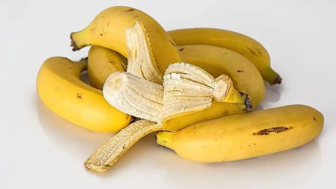 అరటిపండ్లు : అరటిపండ్లలో పొటాషియం, విటమిన్ ఇ ఉంటాయి. ఇవి చర్మాన్ని తేమగా మార్చి, పొడి చర్మాన్ని ప్రకాశవంతం చేస్తాయి. అరటిపండ్లు తినడం, వాటిని ఫేస్ ప్యాక్‌గా ఉపయోగించడం కూడా ప్రయోజనకరంగా ఉంటుంది. దీంతో అనేక లాభాలు ఉన్నాయి. 