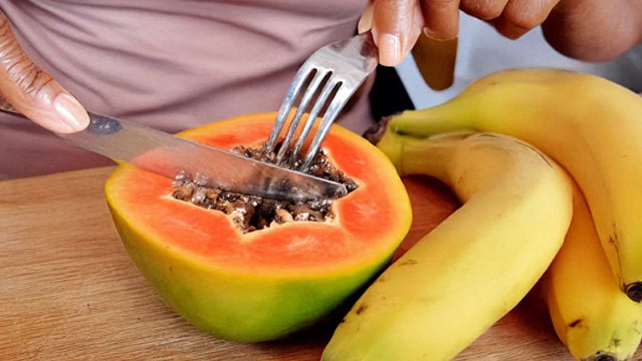 బొప్పాయి చర్మానికి మేలు చేస్తుంది. బొప్పాయిని ముఖానికి రాసుకోవడం వల్ల అనేక సమస్యలు నయమవుతాయి. అయితే మీకు ఏవైనా చర్మ వ్యాధులు ఉంటే మాత్రం ఎట్టిపరిస్థితుల్లోనూ బొప్పాయిని ముట్టుకోకూడదు.