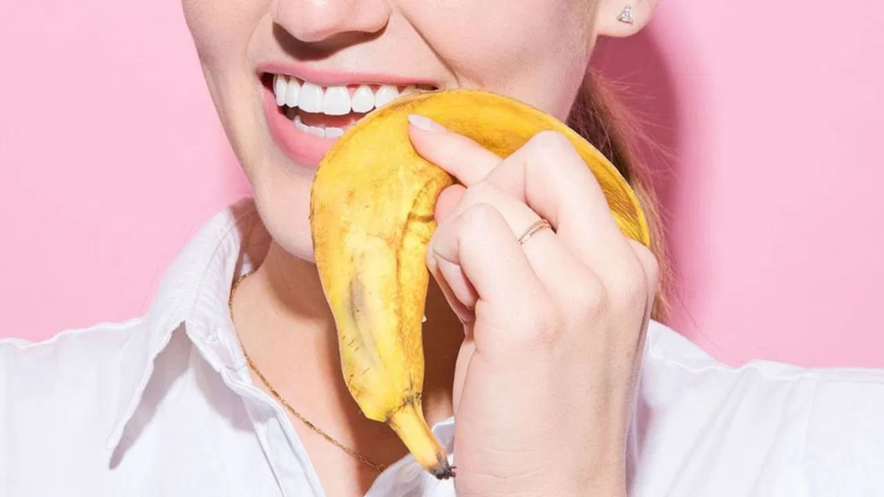 దంతాలపై పేరుకుపోయిన పసుపు మరకలను తొలగించడానికి అరటి తొక్కను వారానికి 2-3 సార్లు దంతాలపై రుద్దాలి. ఇలా చేయడం వల్ల దంతాలు మెరుస్తాయి. అరటిపండు తొక్కను దంతాల మీద రుద్దిన తర్వాత గోరువెచ్చని నీటితో నోరు కడుక్కోవాలి.