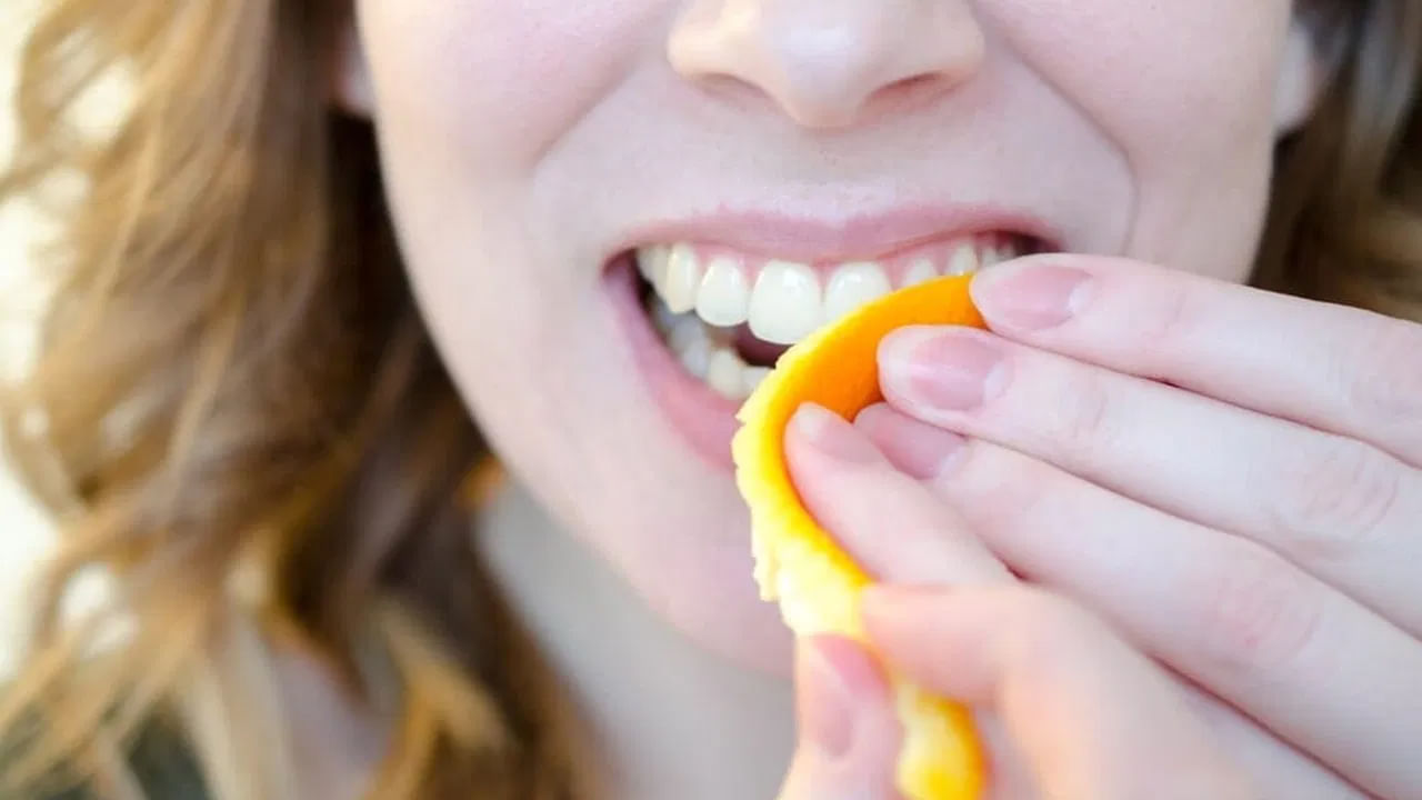 అయితే, అరటి తొక్కలో బోలేడు లాభాలు నిండివున్నాయి.. అరటి తొక్కలో పొటాషియం, మెగ్నీషియం, మాంగనీస్ వంటి ఖనిజాలు ఉంటాయి. ఇవి దంతాలు తెల్ల రంగులో మెరిసేలా చేయడంలో సాయపడతాయి. అరటి తొక్కతో పాటు బేకింగ్ సోడా కలిపితే.. ఈ రెమిడీ అద్భుతంగా పనిచేస్తుంది.