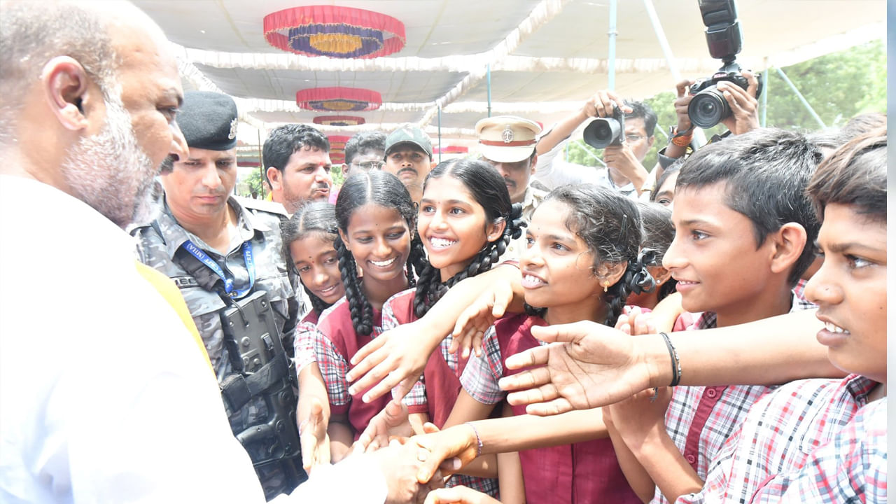 Karimnagar: కరీంనగర్ పార్లమెంట్ పరిధిలో ప్రభుత్వ స్కూళ్లలో టెన్త్ చదివే విద్యార్థులకు గుడ్ న్యూస్..