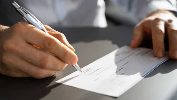 Bank Cheques: బ్యాంక్ చెక్కు వెనుక సంతకం ఎందుకు చేస్తారో తెలుసా..? అసలు కారణం ఇదే..