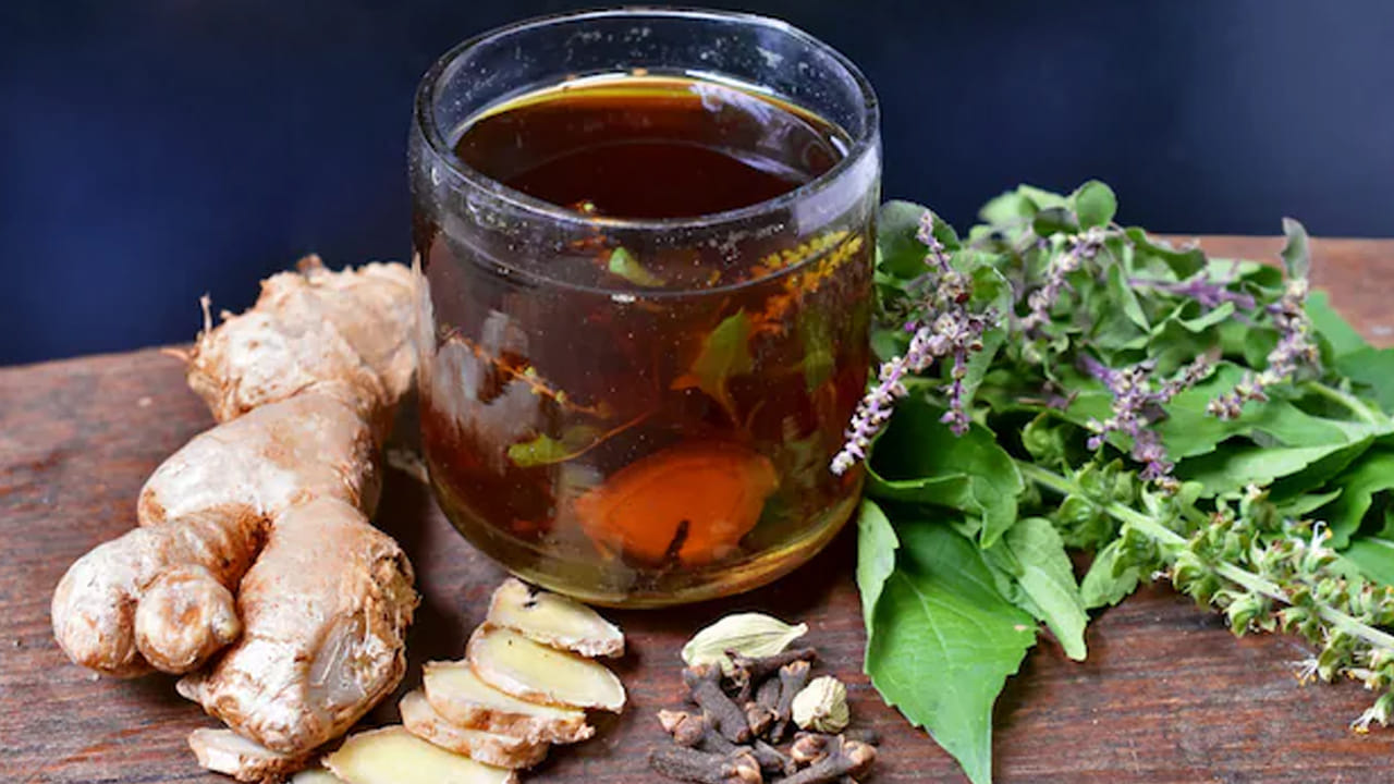 తులసి-అల్లం నీరు: ఇది రోగనిరోధక శక్తిని పెంచే ఒక క్లాసిక్ పానీయం, ఇందలో వాడే తులసి ఆకులలో ఉండే యాంటీ బాక్టీరియల్ శక్తి, అల్లంలో ఉండే శోథ మీరో నిరోధక శక్తిని పెంచేందుకు దోహదపడుతాయి. దీని వల్ల మీరు వ్యాధుల భారీ నుంచి తప్పించుకోవచ్చు. ఇది తయారు చేసుకోవడం చాలా ఈజీ. ఇందులో కోసం 5–6 తులసి ఆకులు, 1 అంగుళం తురిమిన అల్లం, చిటికెడు నల్ల మిరియాలు తీసుకొని వాటిని వాటని రెండు కప్పుల నీటిలో కలిపి మరిగించడం. తర్వాత వాటిని వడకట్టి గోరువెచ్చగా త్రాగాలి. ఈ కషాయం గొంతు నొప్పి నుండి ఉపశమనం కలిగిస్తుంది, జీర్ణక్రియకు మద్దతు ఇస్తుంది అలాగే సహజంగా ముక్కు దిబ్బడను తొలగిస్తుంది.